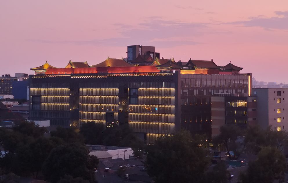 是在老北京庙会的基础上隆福寺大厦所在的隆福寺大街(摄影曾庆林)将这