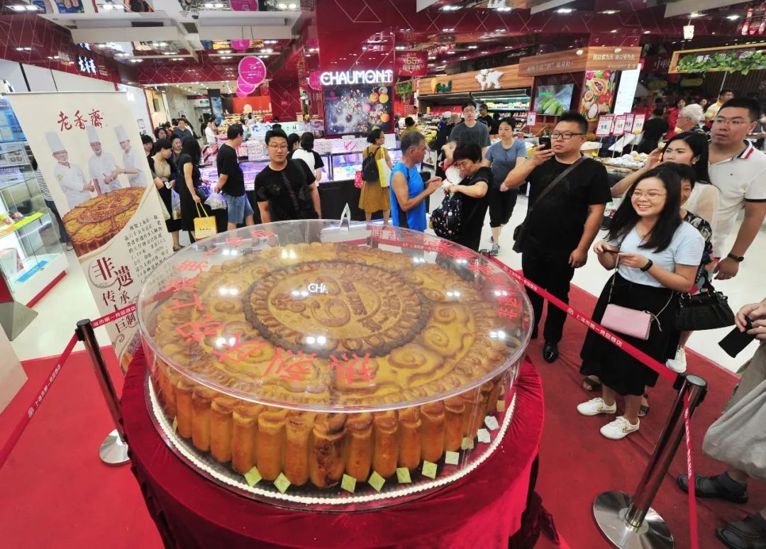 【新民摄友】巨型月饼亮相南京路食品一店