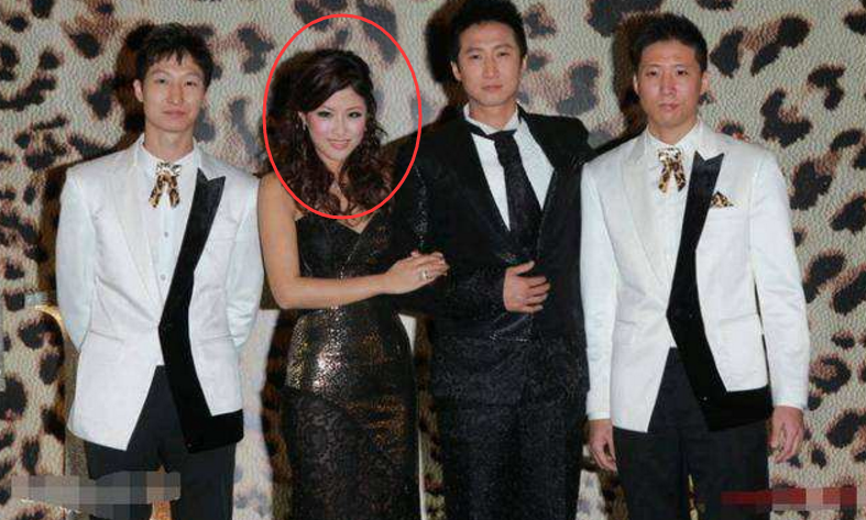洪金宝36岁女儿至今未嫁,当网友看到照片后才明白,这谁敢娶?_洪煦榆