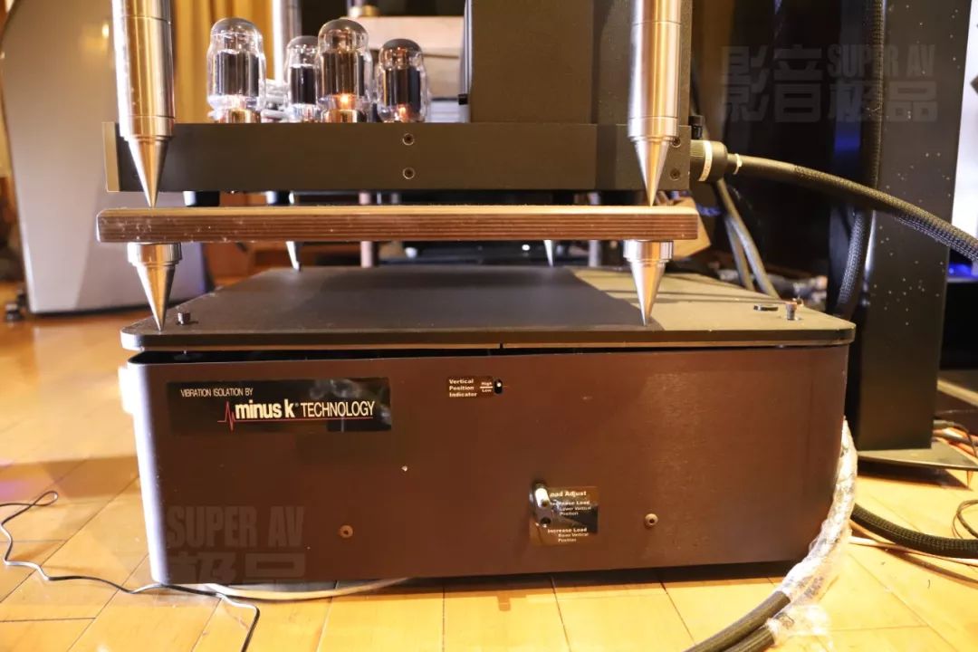 这个机架主要放置canever zerouno解码,conrad-johnson gat前级和