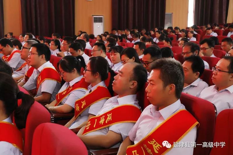 副县长刘为伶,教体局长杨家保,副校长高同忠,陈永等领导分组为获奖