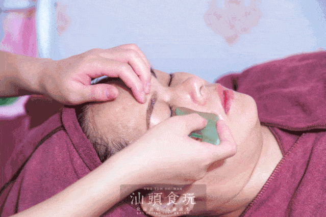 驱散黑色素,紧致肌肤玉石板刮痧的功效是可以瘦脸淡斑冰冰凉凉的,超级