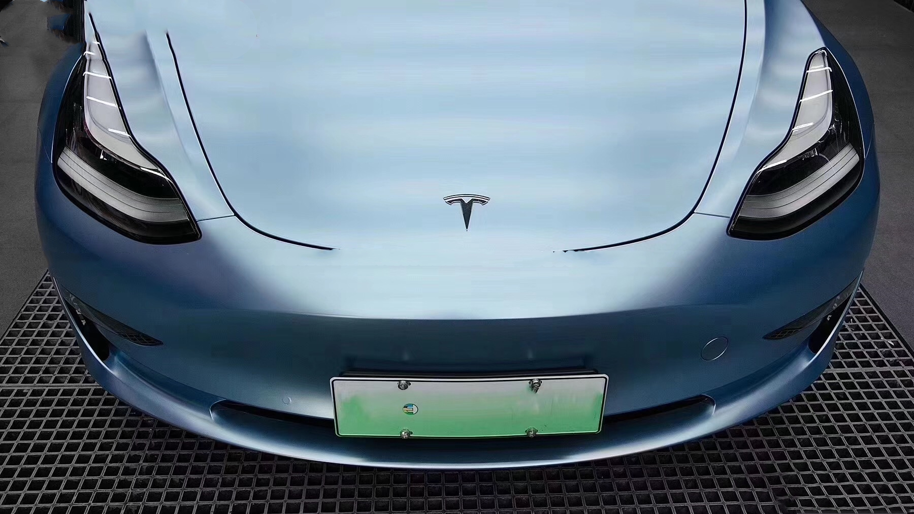 特斯拉model3雾青蓝的车身更加环保更让人欲罢不能