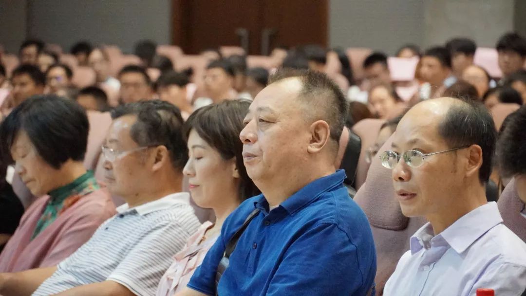 在慷慨激昂的学生宣言及奏唱国歌后,陈进华院长进行致辞.