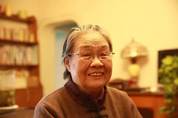 76岁的严敏文家住北京望京,每周五一早她像上班族一样出门,倒4趟公交