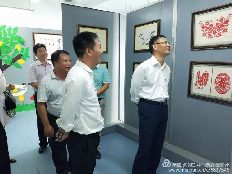 教师节前夕区镇领导到观珠中学开展慰问活动