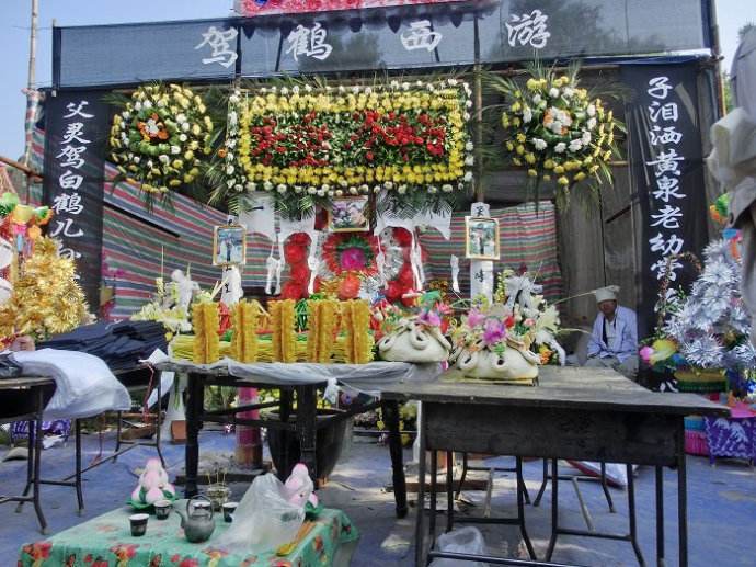 很多地方都有不同形式的出现,在浙江一带,这样的长明灯形式叫做路引