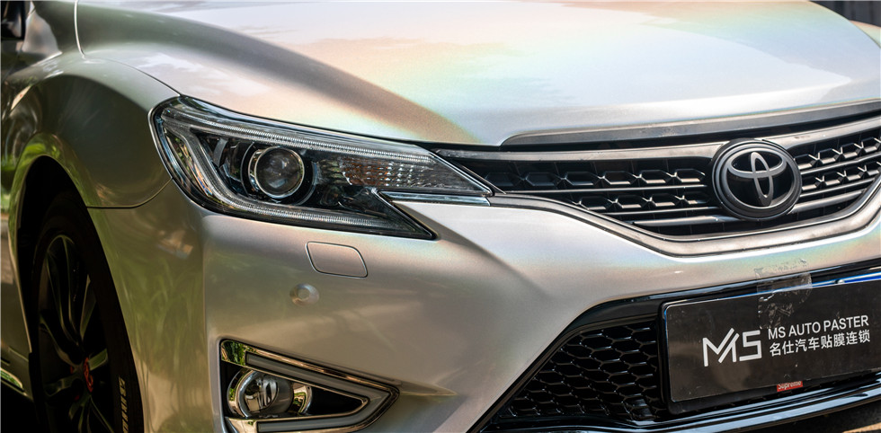 南宁汽车改色,锐志车身改色贴膜镭射白,换个颜色继续续情,这种青睐