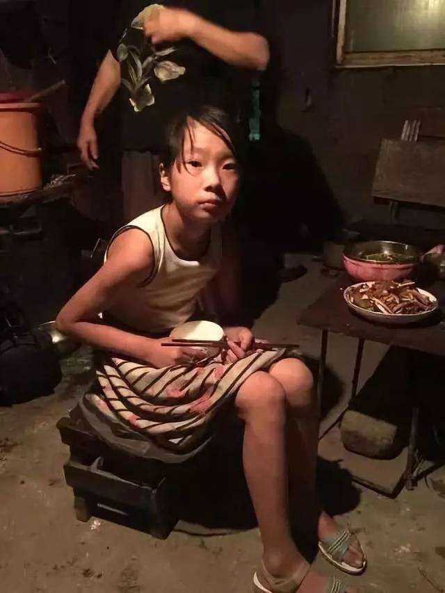 故事一孩子们的故事当很多孩子习以为常穿着崭新的衣服,在明亮宽敞的