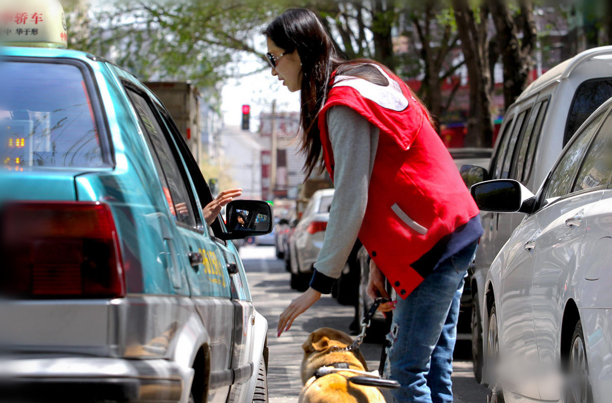 镜头下一对盲人夫妻尴尬的创业之路男按摩女催乳