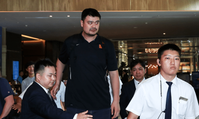 原创中国男篮赵睿穿美国国旗衣服说要为胸前国旗战斗网友难怪输球