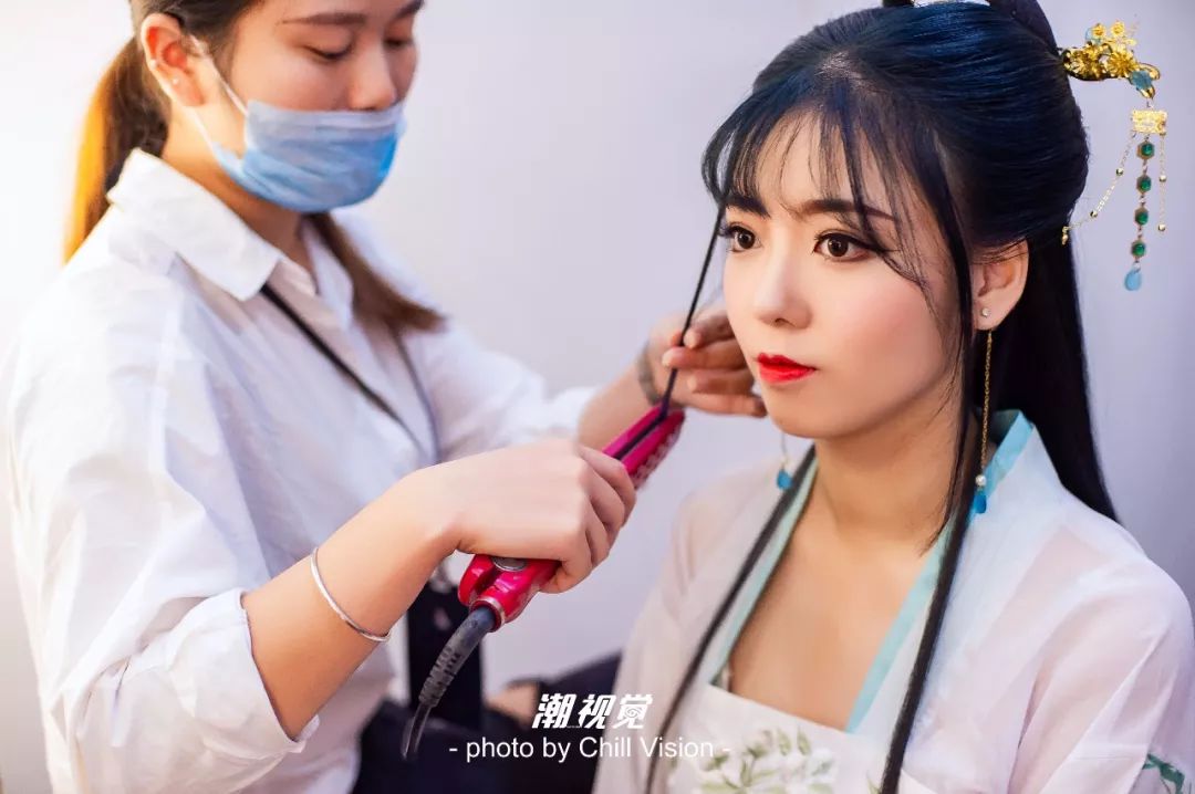 你挑选的服装来设计你的妆发造型之后专业的古风化妆师会根据choose