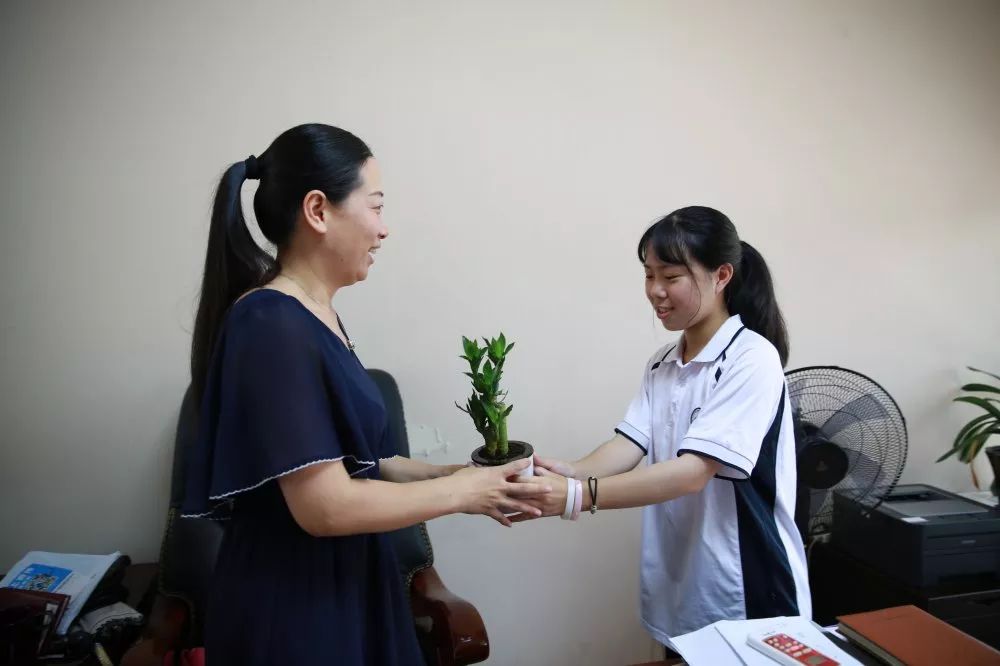 感恩有你一路相伴市中等职技校开展我和我的老师教师节敬师活动