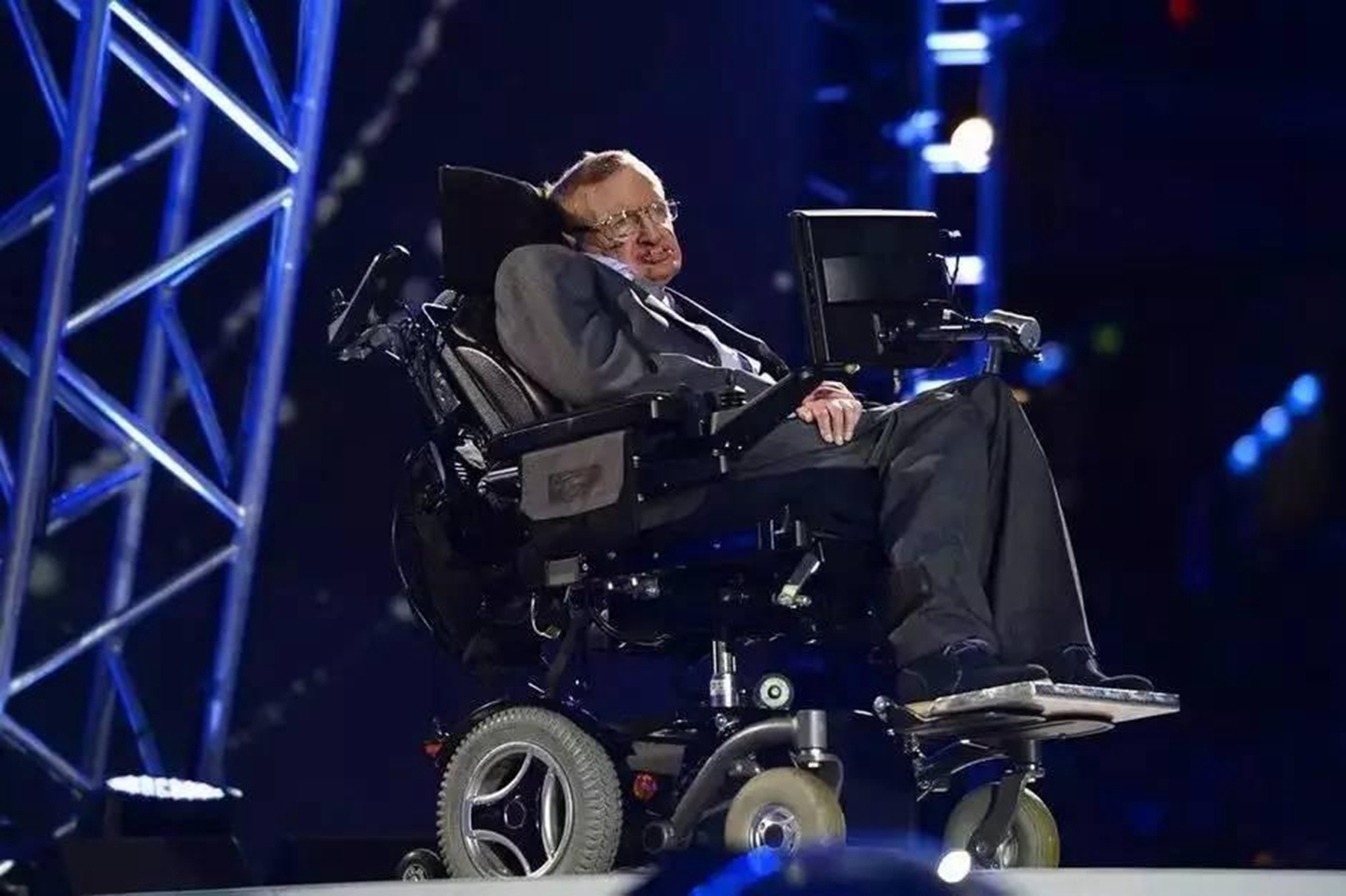 霍金离世后造价8亿的轮椅遭苹果和微软争抢最后的结局如何