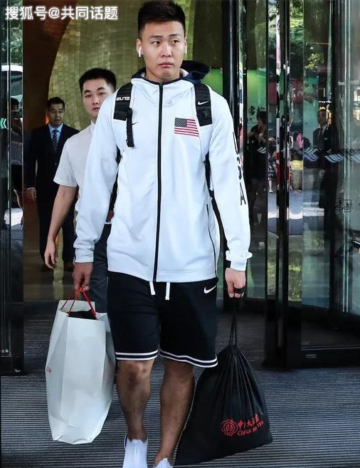 男篮国家队赵睿穿着其他国家队服亮相声称为胸前的国旗战斗