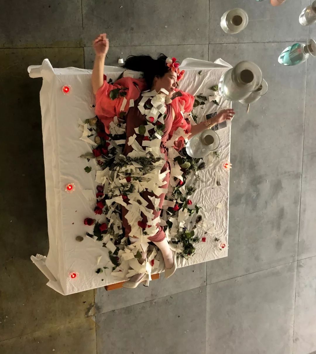 简历:一枚,本名王轶梅,摄影师,行为艺术家,诗人.