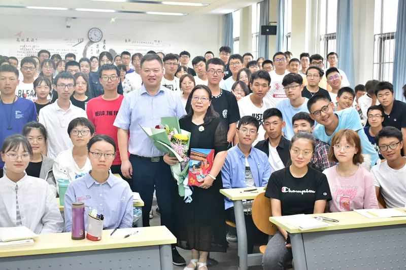 邮苑细雨润桃李鸿雁衔枝报师恩