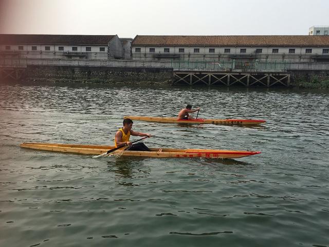 荔湾第一届广州市荔联龙舟队单人龙艇环绕赛前日打响三水肇华龙艇队
