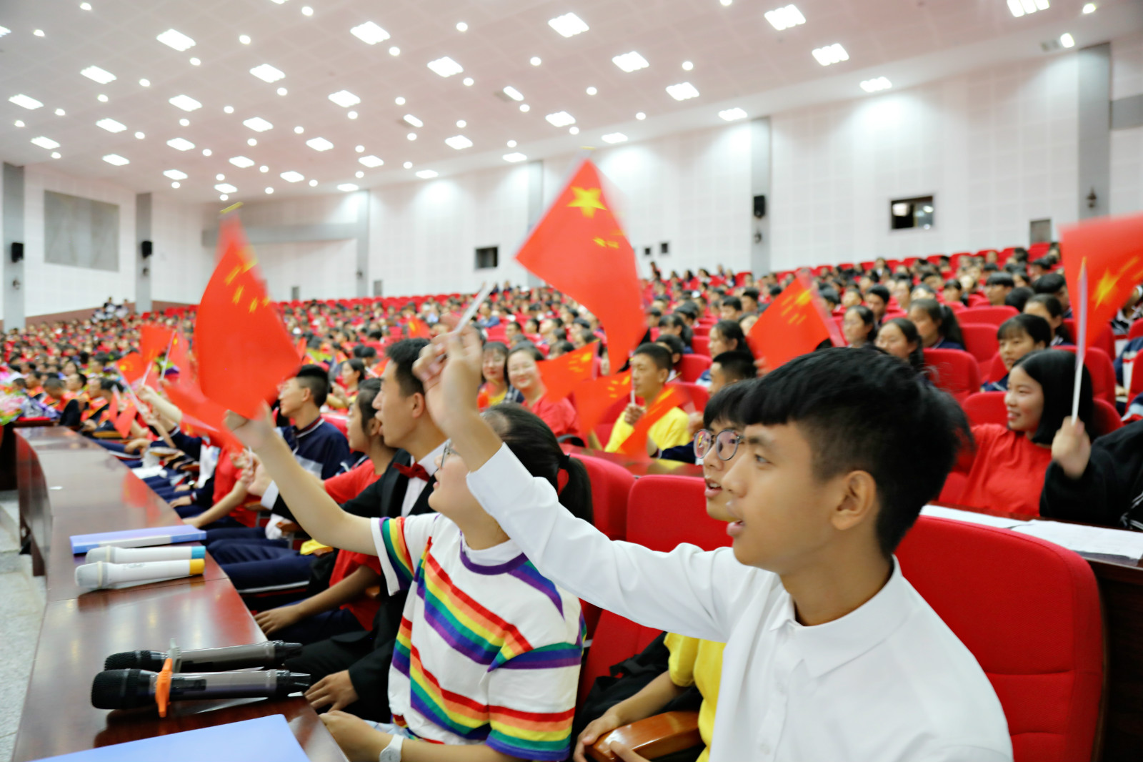 罗平三中举行第35个教师节庆祝活动