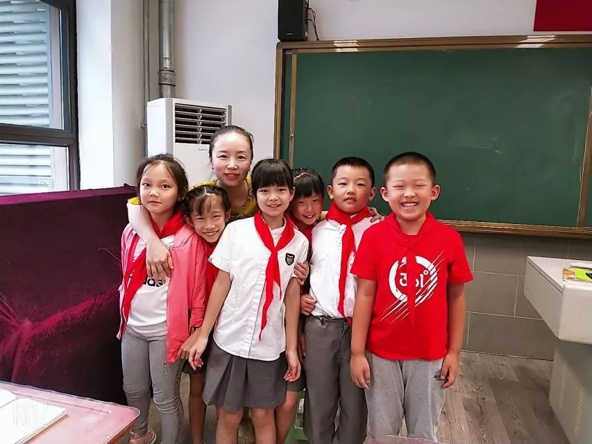 老师抱抱济南市纬二路小学教师节变抱抱节老师与孩子建暖心关系日