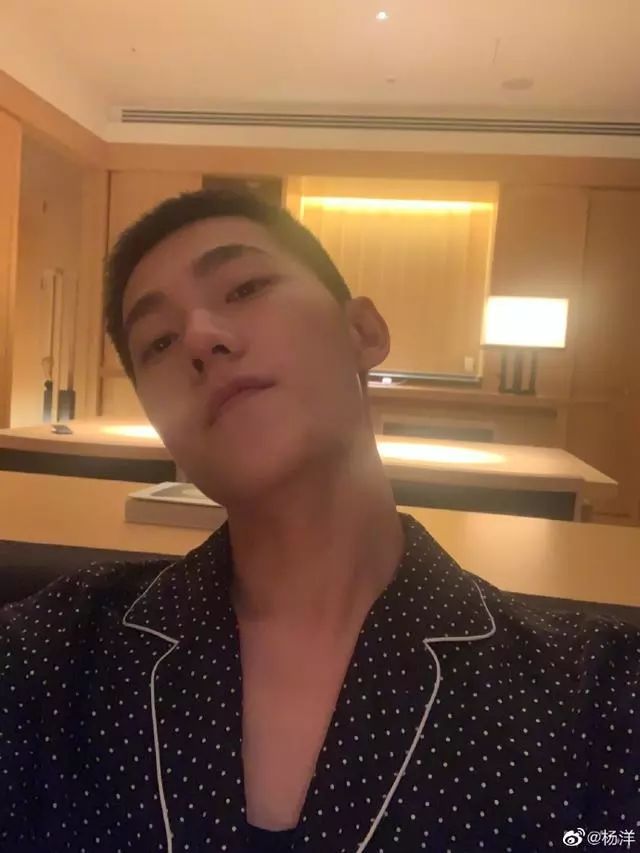 杨洋深夜晒睡衣九宫格自拍