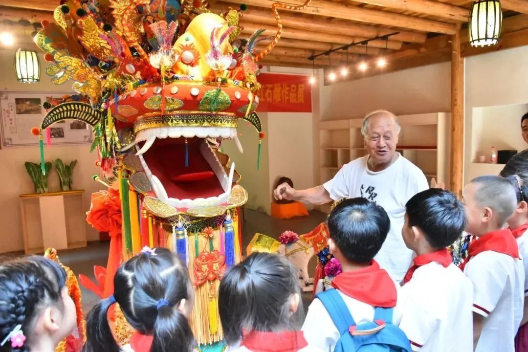 他叫傅叶茂,第五批国家级非物质文化遗产项目代表性传承人,河上龙灯
