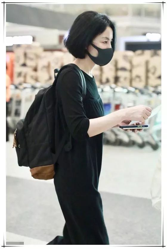 谢霆锋求婚了?王菲穿连体裤走机场超休闲,秀无名指戒指心情大好