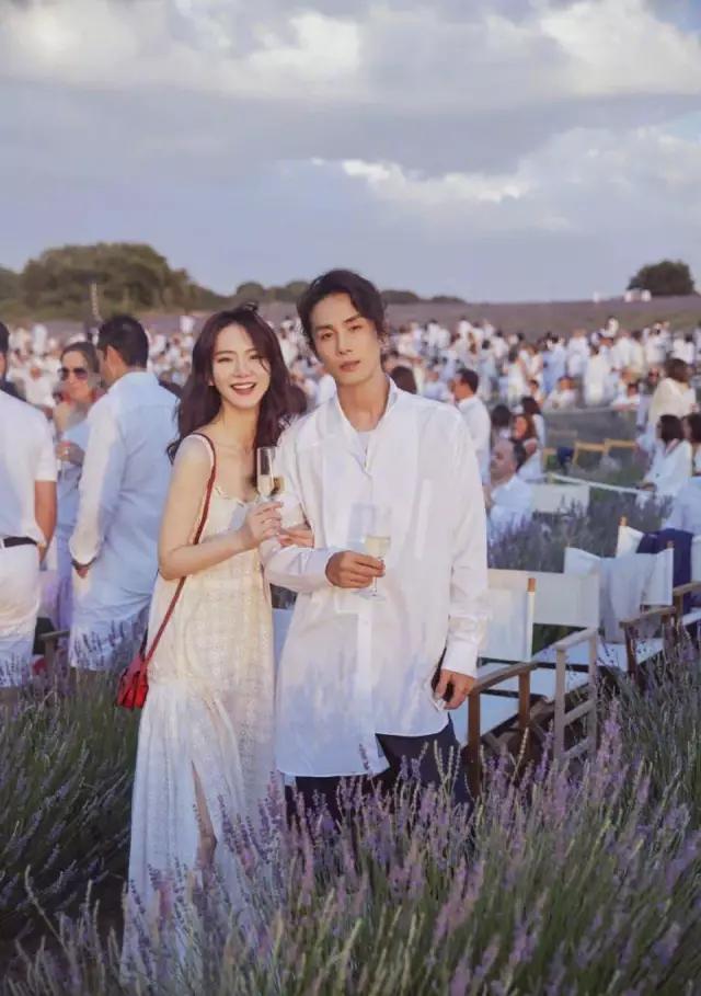 戚薇起床照被疯传:大女人与小男人的婚姻,全是套路 戚薇起床照被疯传:大女人与小男人的婚姻,全是套路