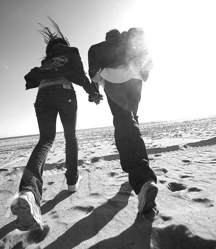 原创17岁少女私奔被父母拦下与情侣相拥倒地大哭派出所内依依不舍