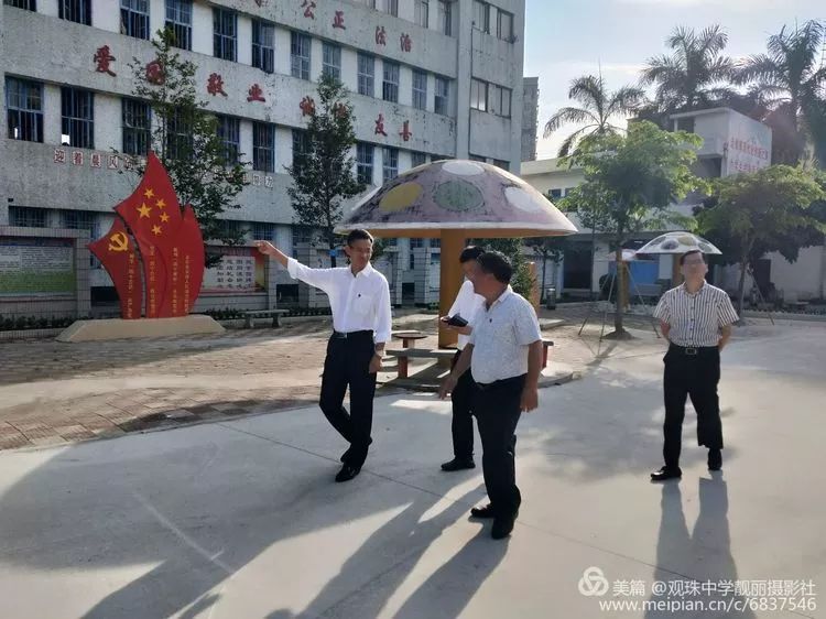 教师节前夕区镇领导到观珠中学开展慰问活动