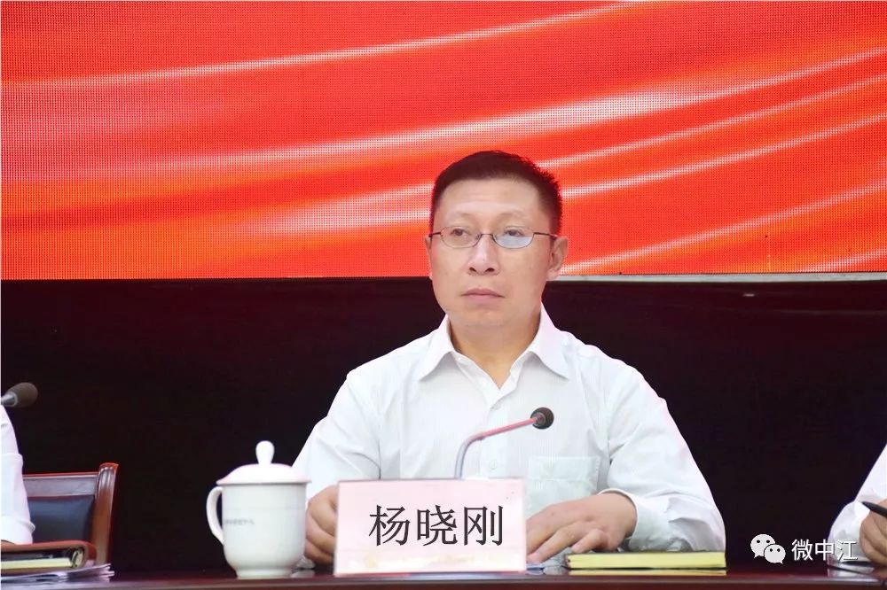 县委副书记,县长,县脱贫攻坚领导小组组长李霞主持会议并对抓好会议