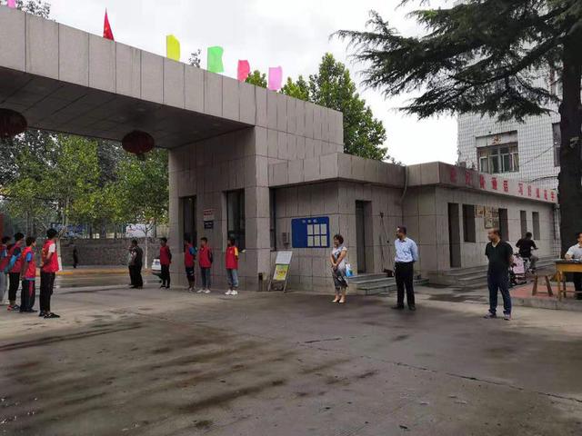 9月10日早,细雨微蒙,学校领导班子及学生代表在校门口迎接教师,为全体