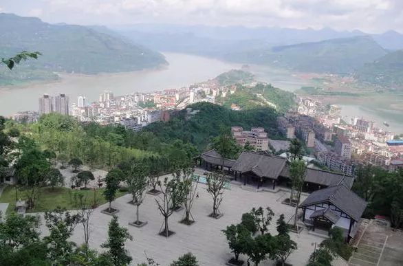 魏巍的磐石城耸立于云阳新城之颠,它形如巨大磨盘,又名磨盘寨,是重庆