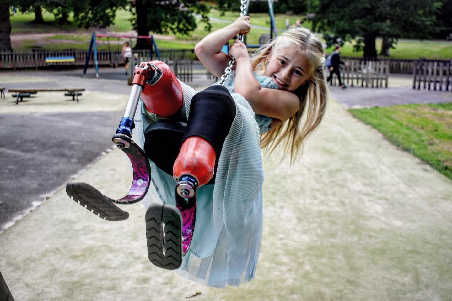 原创天生没有双腿的女孩自豪地走在国际t台上这画面真美