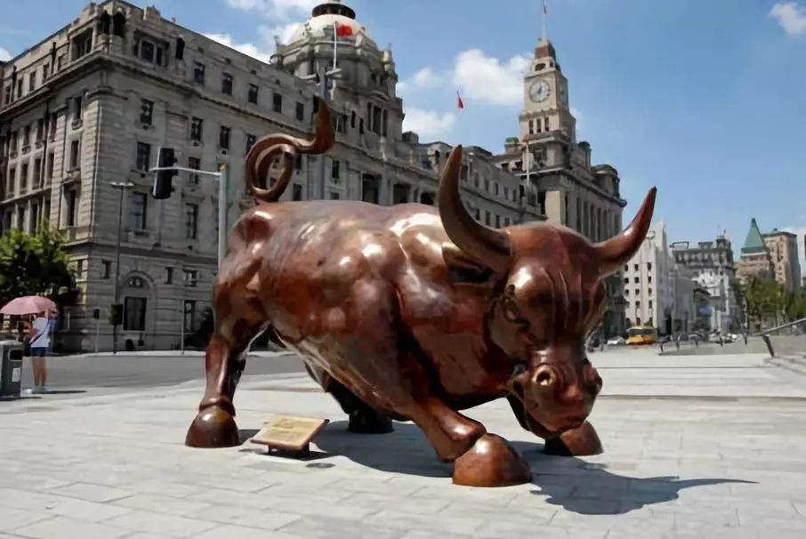 华尔街铜牛被砸美股牛市象征开裂网友担心美股10年牛市要终结