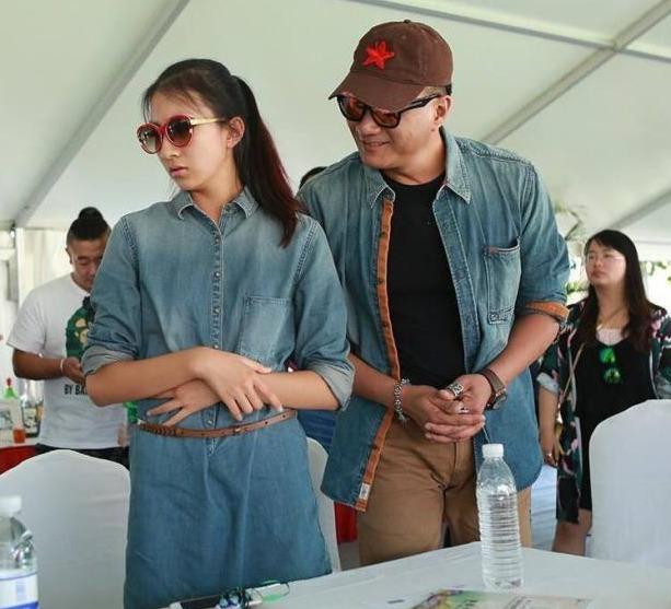 原创胡军夫妇为女儿举办成人礼场面宛如仙境刘涛到场