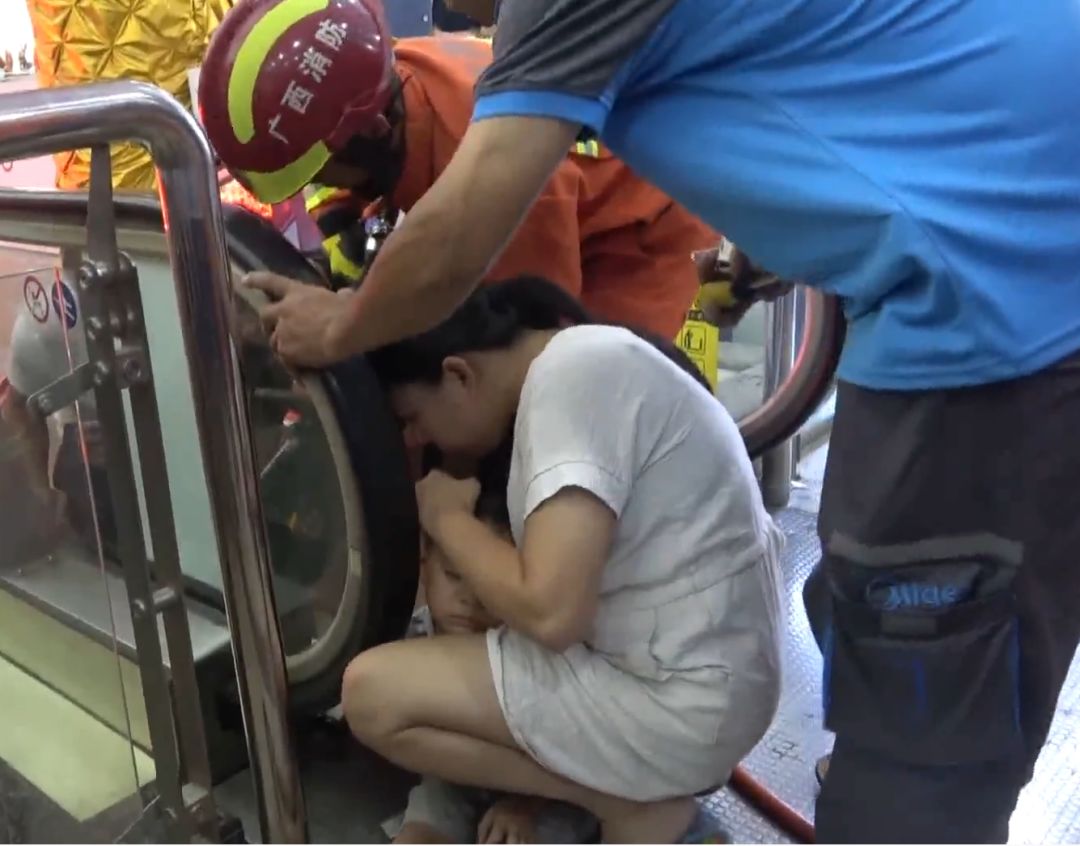 注意了玉林某商业广场发生电梯吃人事件