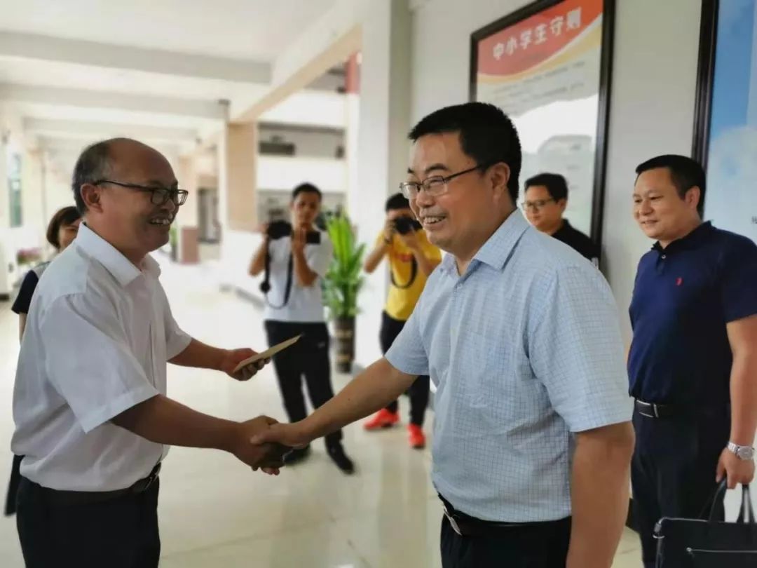 区委副书记,区长黄洪州到铜仁市第十二中学,铜仁市第十五中学,铜仁市