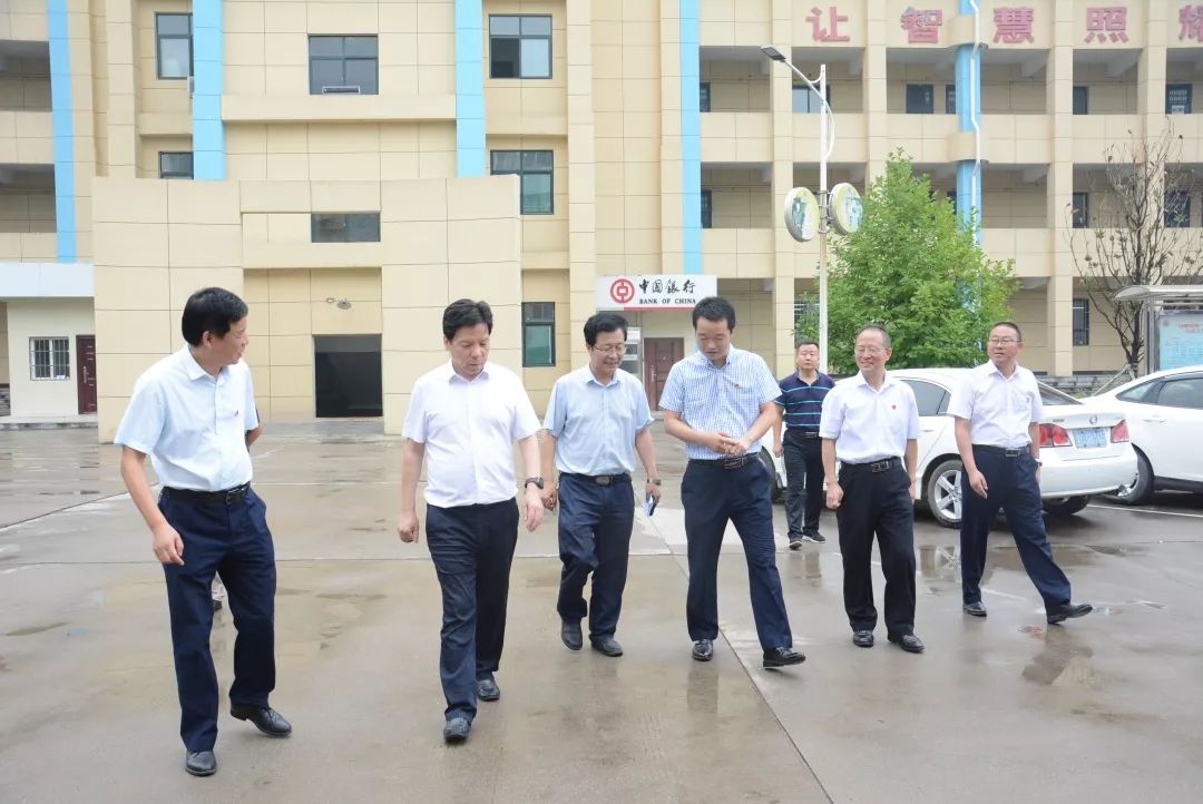 虢镇中学党总支书记,校长王斌峰介绍了李刚老师先进事