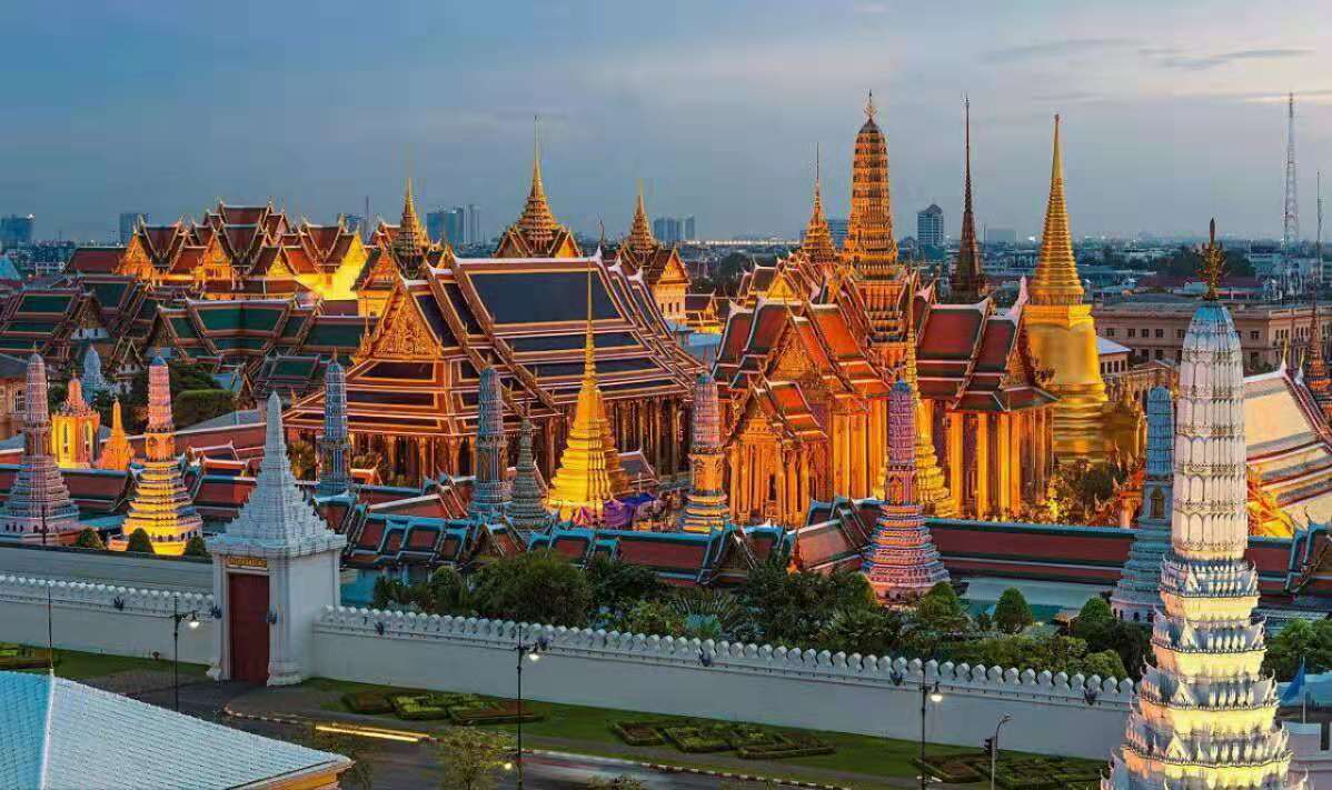 大皇宫是曼谷必去景点之一,顺便还可以去下卧佛寺.