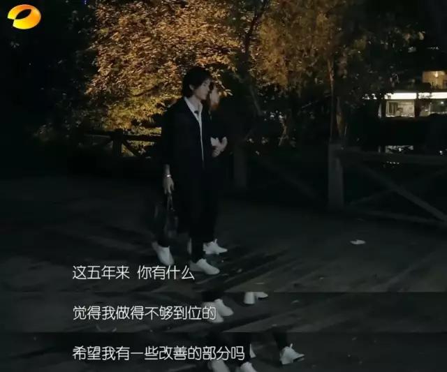 戚薇起床照被疯传:大女人与小男人的婚姻,全是套路 戚薇起床照被疯传:大女人与小男人的婚姻,全是套路