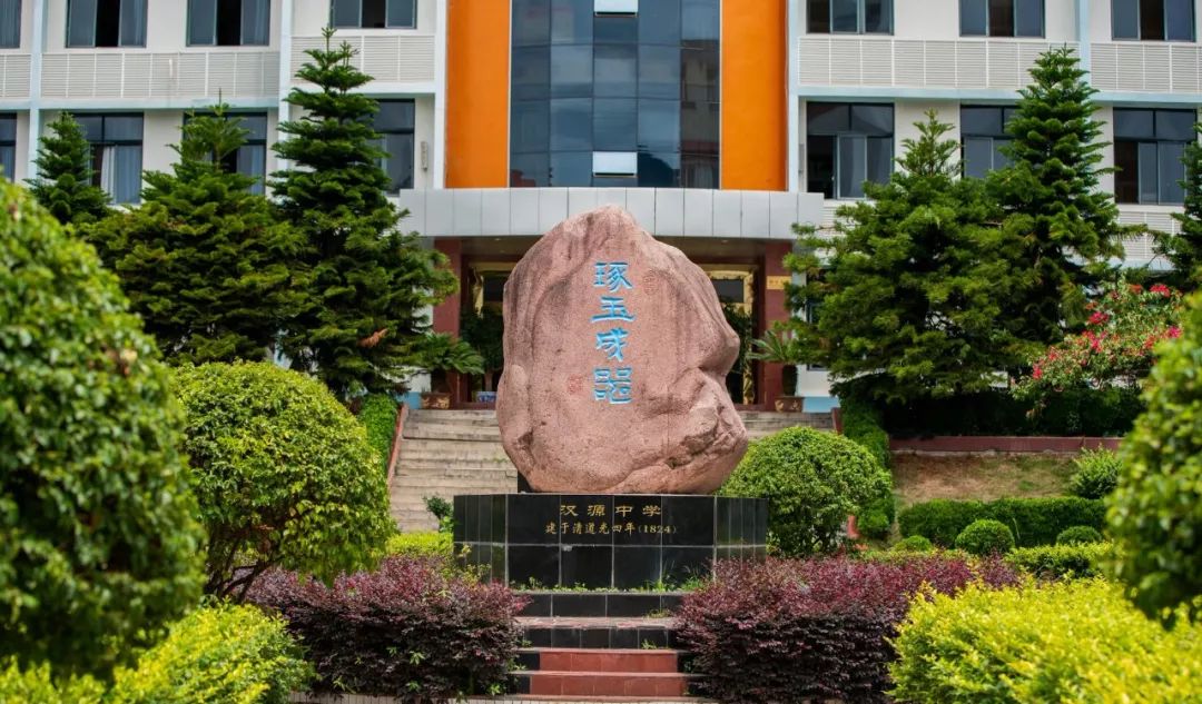 师者所以传道授业解惑也镜头下的汉源人民教师