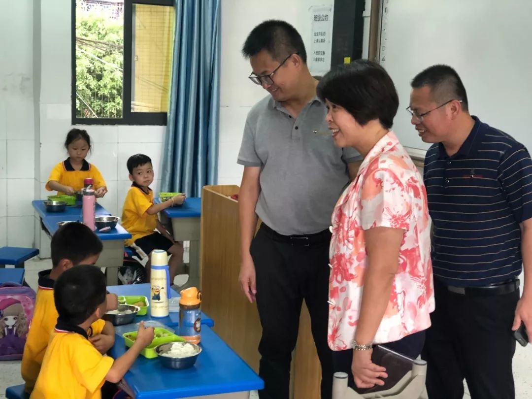在金田小学,官桥镇镇长候选人柯其辉一行深入教室关心学生的学习