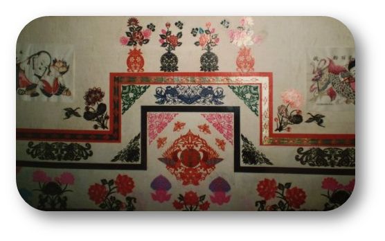 炕围花器物花顶棚花这类剪纸的寿命比较长,最短的窗花,也有一年的"