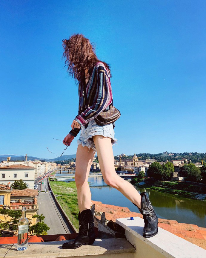 原创钟楚曦爆炸头终于对了配霸气的短裤短靴才对得起这高级脸