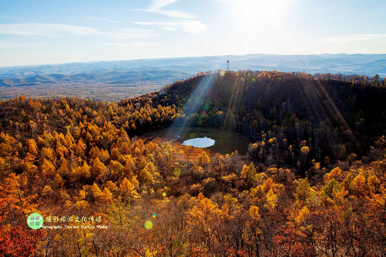 站在火山口一览火山天池碧玉般的风采探访达尔滨四方山神秘真身
