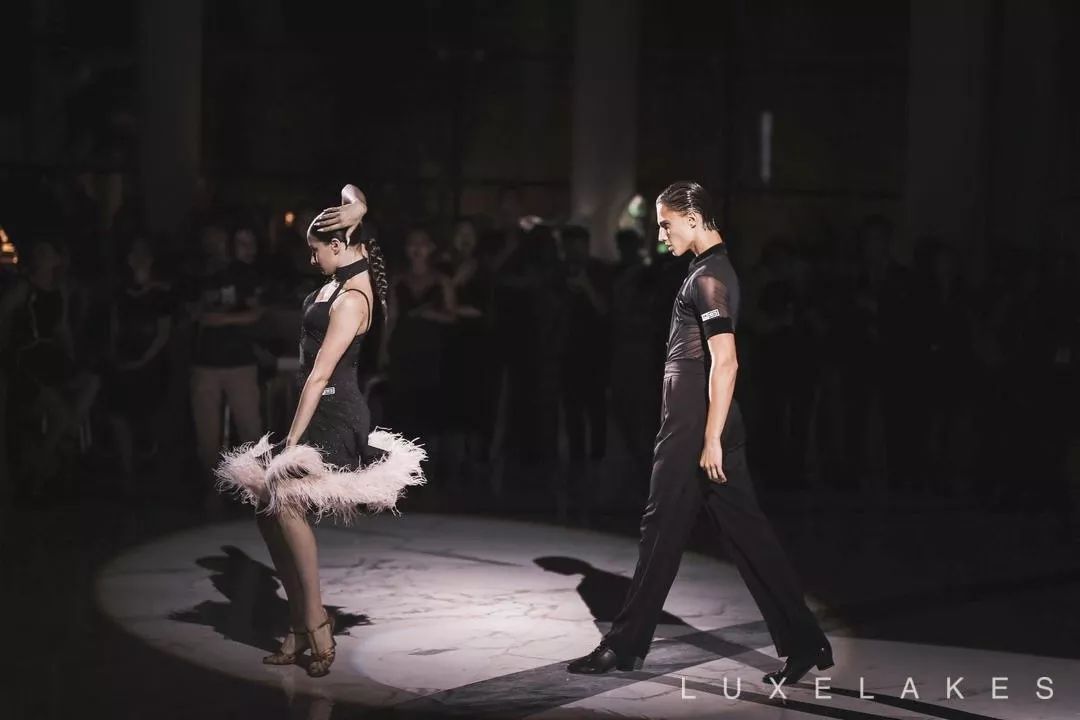 16岁的egor 14岁的daria 看他俩的牛仔表演 就不知觉想跟着一起 调动