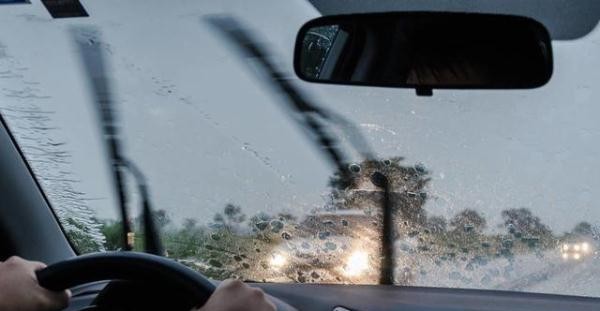 教你雨天开车的必备技巧看一遍就能学会终身受用