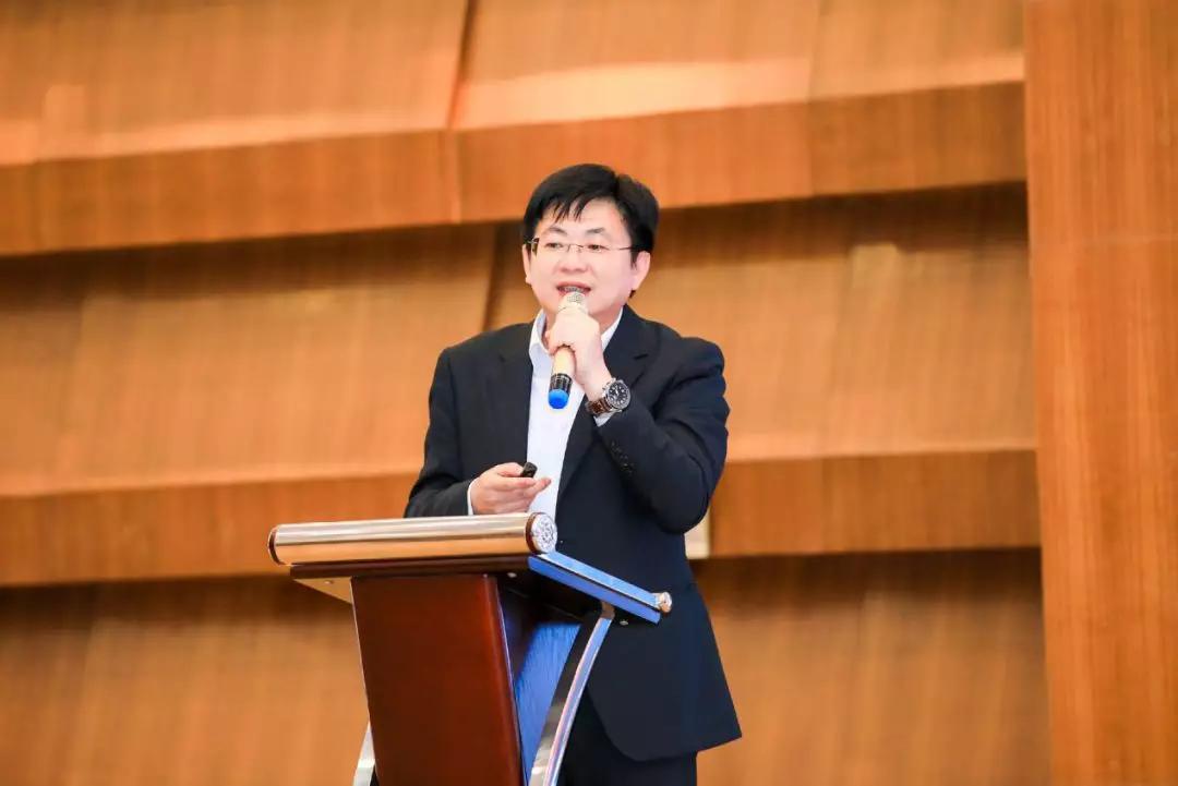 台湾物联网协会理事长梁宾先演讲主题推介环节,宁波市江北区驻深联络