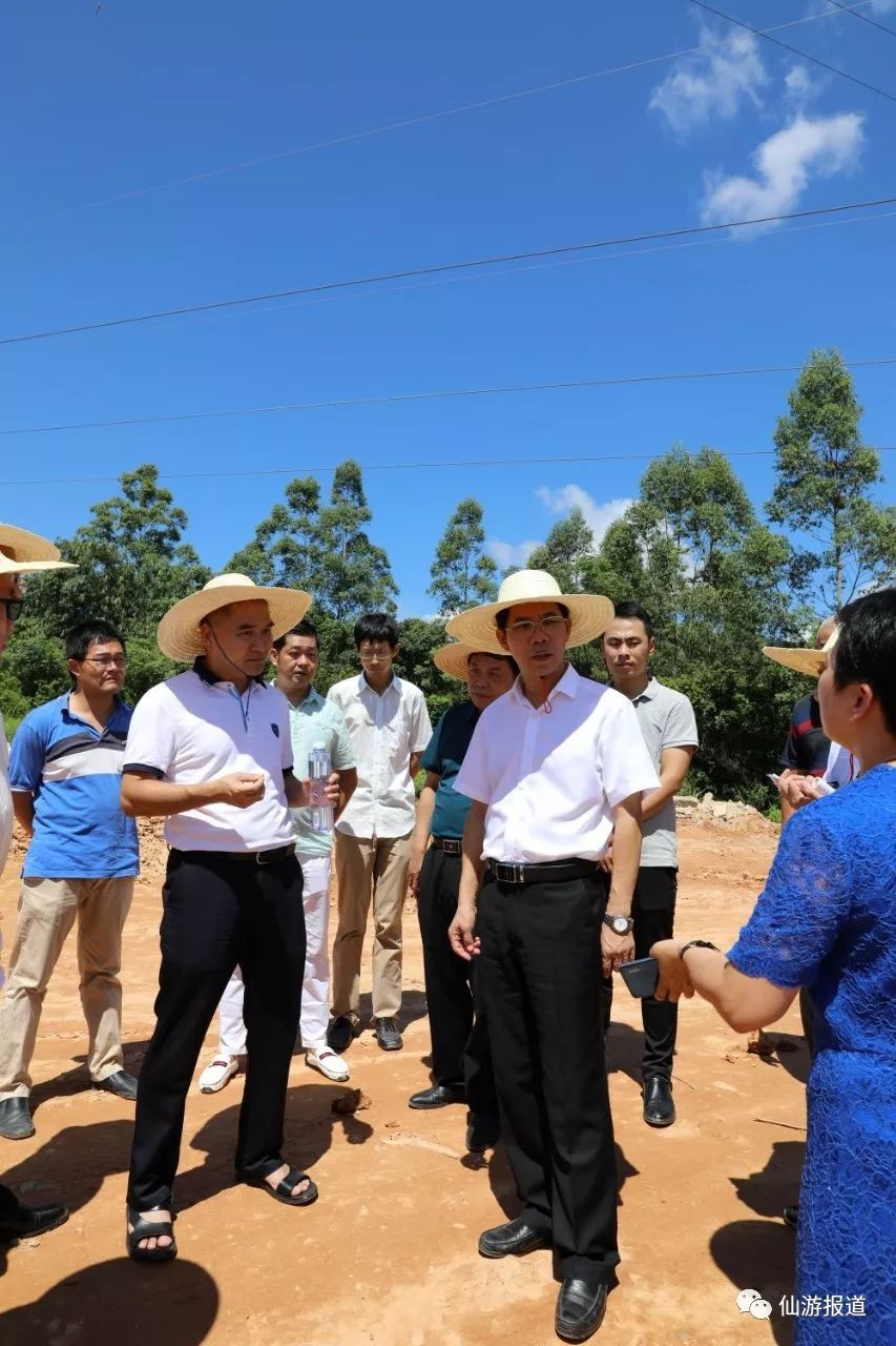 郑亚木现场观摩全国优秀教师黄媛老师的微课堂9月6日上午,县委书记